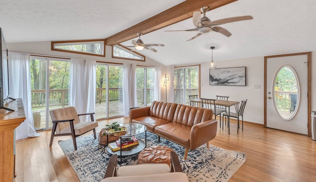 Escape To This River Home With Mountain Views 2 Bedroom Home by Redawning