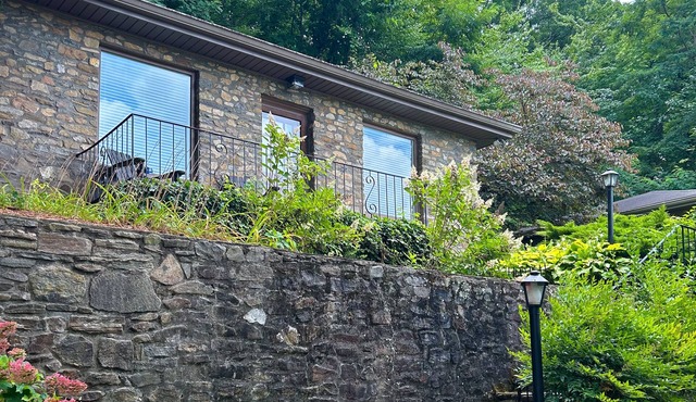 Escape to tranquility at this Lake Junaluska cabin w/stunning views & amenities