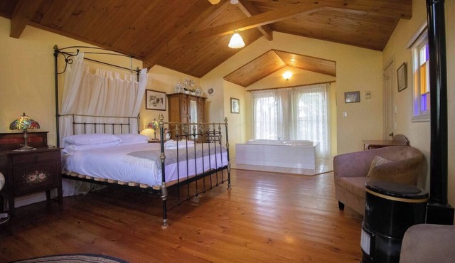 Escape to tranquility in this charming Ballarat cottage, perfectly located in the heart of town