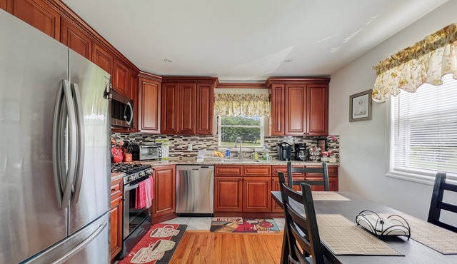 Escape to Tranquil Bliss Charming Two-Bedroom Country House Urban Comforts