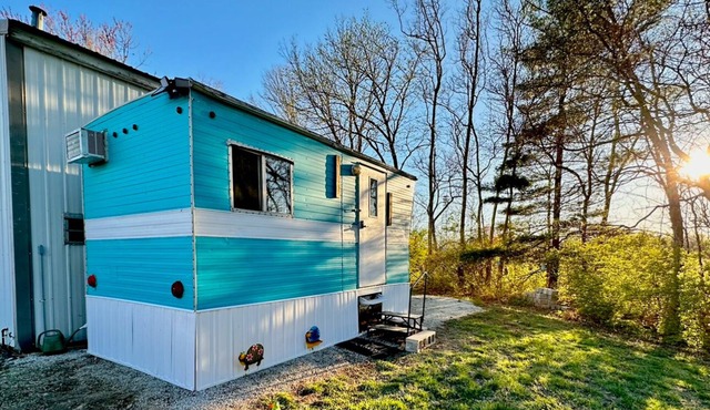 Escape to Tranquility: Trestle Creeks Farmhouse Fort Tiny House- Your Hidden Gem