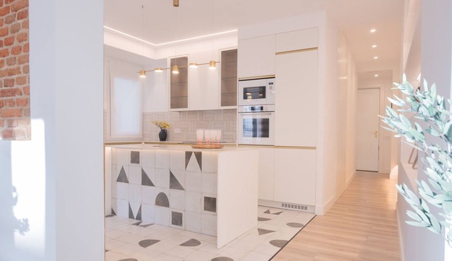 Escape to Urban Charm: Apartment with Balcony and Modern Spaces