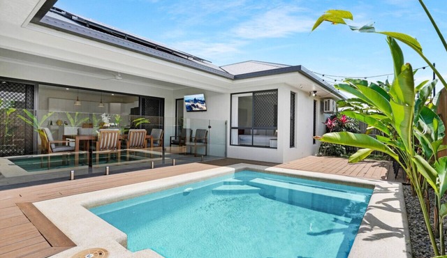 Escape to Villa Catana: Spacious Home with Pool, Lush Gardens, and Close to Nature!