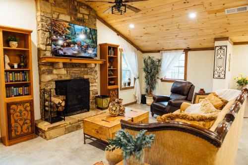 Escape to Villa Serena family & pet-friendly mountain retreat - hidden speakeasy, fire pit