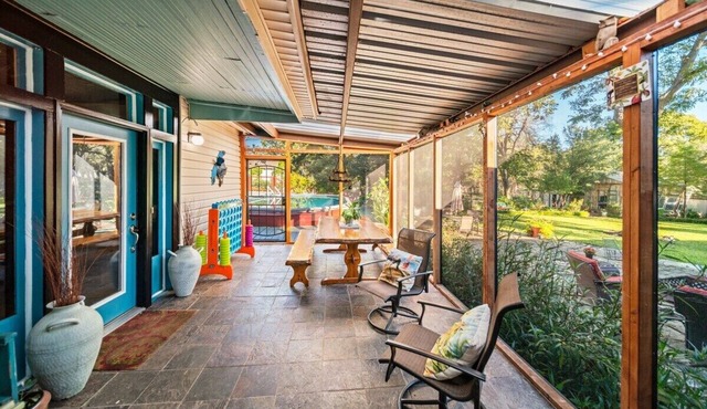 Escape to Willow Springs Inn, Cozy Home with a View