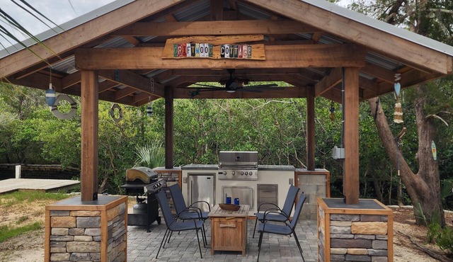 Escape to your cozy waterfront 2-bedroom cottage, kayaks & canoes included!