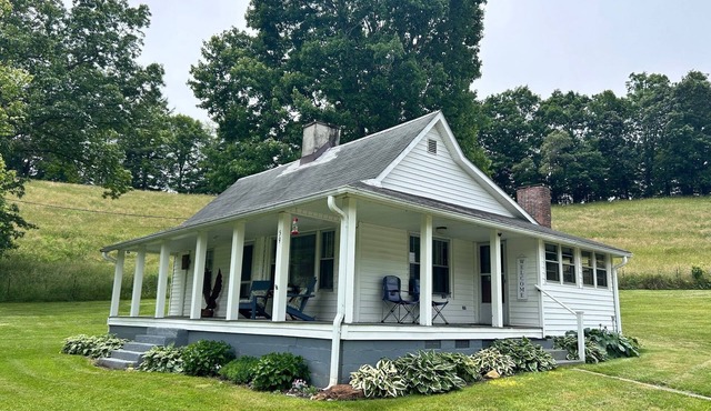 Escape to your cozy Mars Hill Cottage, near Asheville