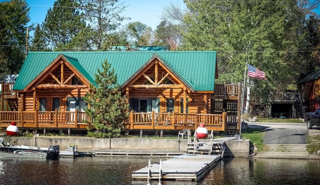 Escape to your cozy 2-bedroom cabin near Voyageurs National Park