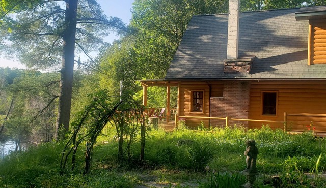 Escape to your cozy 2-bedroom retreat in Vanderbilt