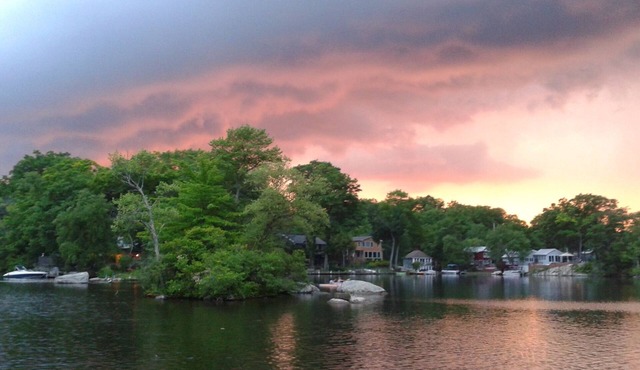 Escape to your own private cove! Year round enjoyment at this lakefront cottage!