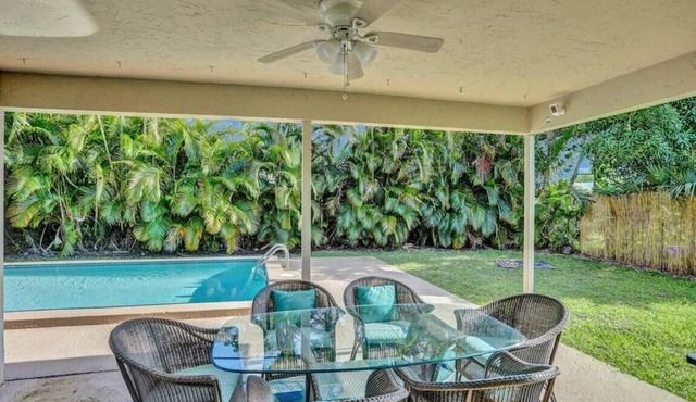 Escape to Your Own Private Oasis: 2story- Luxury 3/2-Bedroom House with Pool...