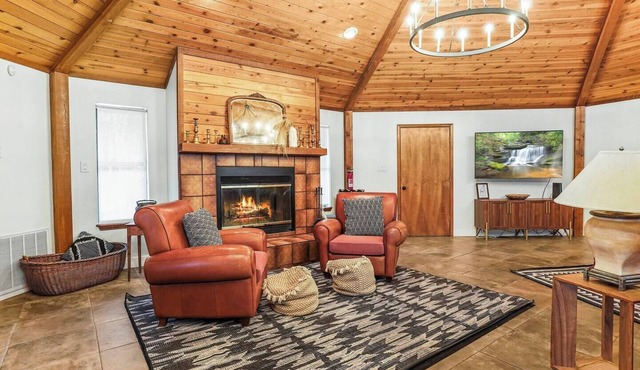 Escape to your perfect mountain getaway! Enjoy spacious accommodations with stunning lake views, game spaces in both the "Outlaw Saloon" and kid's Bunk Room, and relaxation outdoor hot tub.