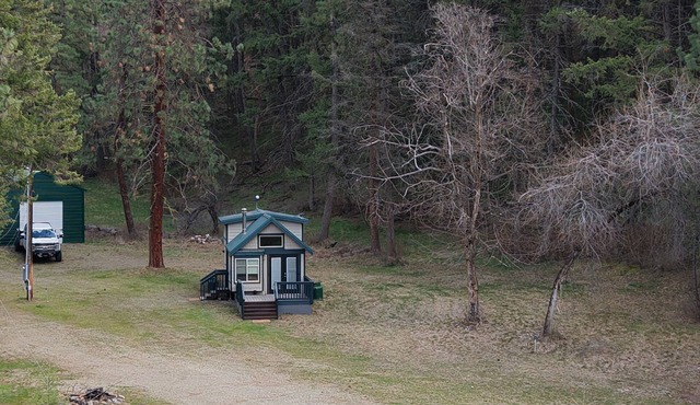 Escape to your private lake Roosevelt retreat in Gifford WA