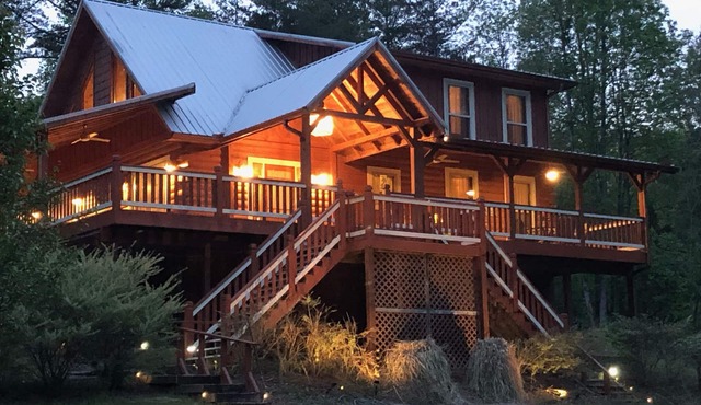 Escape Unwind Charming Cabin - Hot Tub-Lg Porched BBQ Fire Pit Sleeps 8