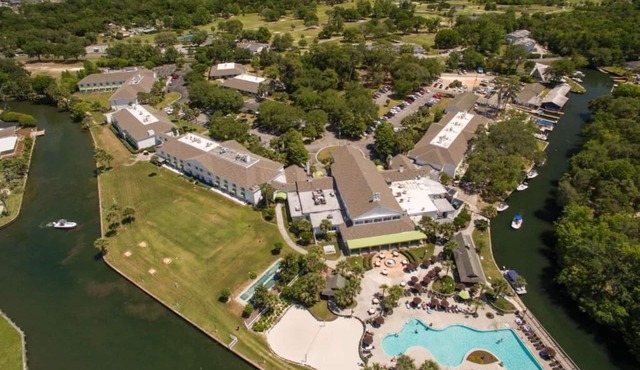 Escape with Nature! 2 Garden View Rooms Near Three Sister Springs! Pool, Parking