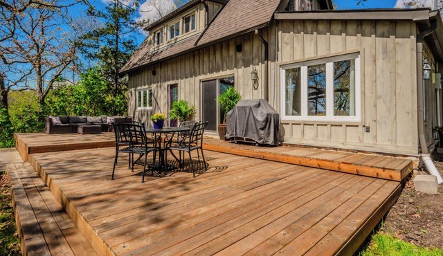 Escarpment Escape - 1 Bedroom Loft Cottage: Huge Deck, Panoramic views, Trails