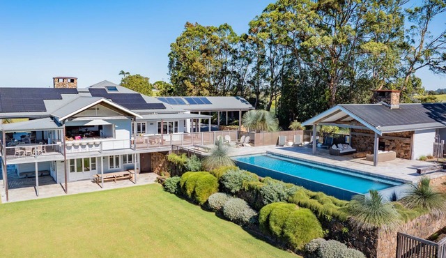 Escarpment House - Grand Hinterland Estate with Sweeping Ocean Views