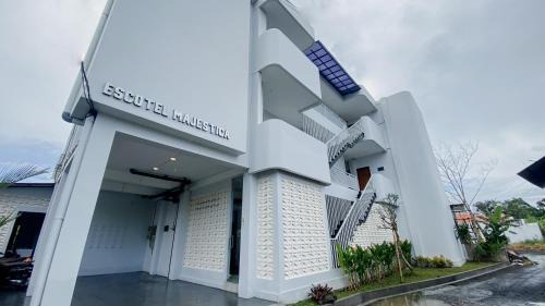 Escotel Majestica