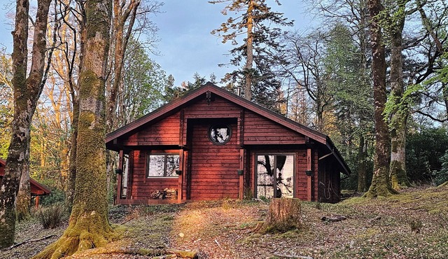 ESK LODGE, pet friendly, with open fire in Salen, Isle Of Mull