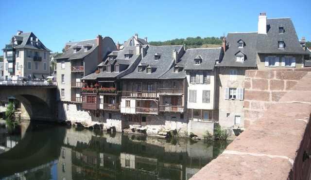 Espalion, pleasant accommodation 5 people, heated swimming pool, ideal for families