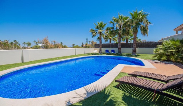 Espectacular vivienda con piscina a orillas del Mediterráneo.