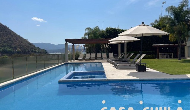 Espectacular Casa con Vista al Lago Enorme Jardín