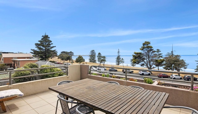 Esplanade Absolute Beach Frontage 12-20