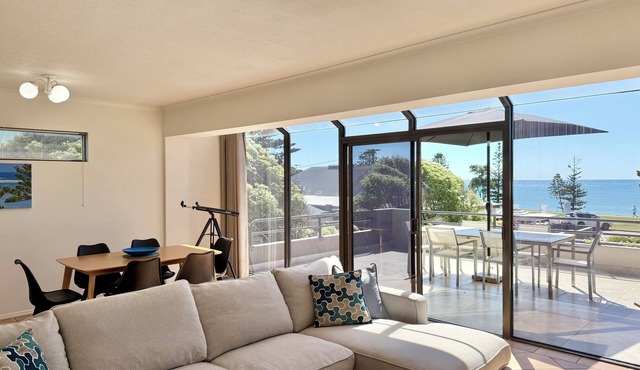 Esplanade Elegance: 2 BR, 1 BA Apartment in Torquay, Sleeps 5