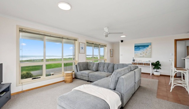 Esplanade Escape - Beachfront, Whale Watching