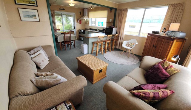 Esplanade Escape Classic Coastal Cottage