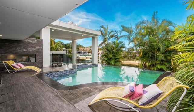 Essence of Broadbeach - Luxury Broadbeach Family Escape with Pool