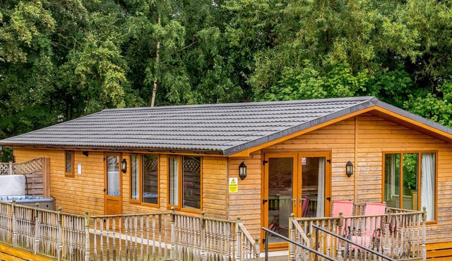 ESSEX LODGE, pet friendly, with hot tub in Kiplin