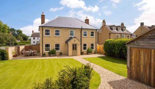 Essitone: Cinema Room, Games Room, Gym & More!