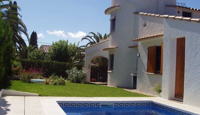 Estartit, Typical independent house by the sea, private pool, garden