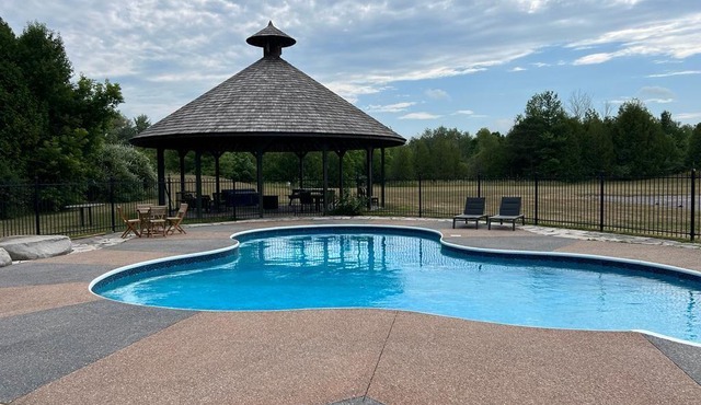 Estate by city of Cambridge on 5 acres, 6 bedrooms, pool, tennis court & more