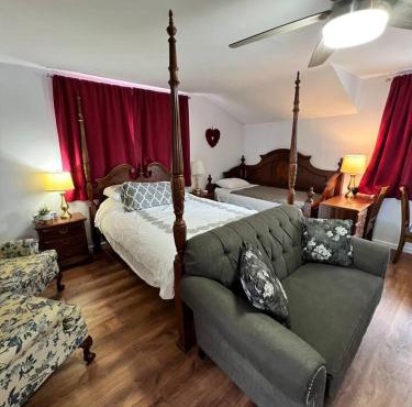 Estate Guest Home Upstairs, EV Charger on site