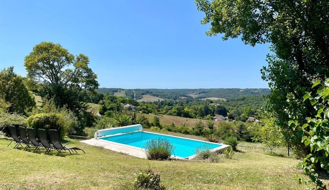Estate in the heart of the Périgord Blanc with swimming pool and large wooded park.