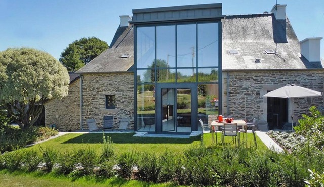 Estate in Landeleau near Aulne River