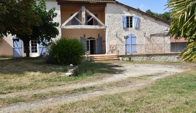 Estate, pretty farm 180m2 4 bedrooms with shower room, swimming pool, woods and private lake, fishing