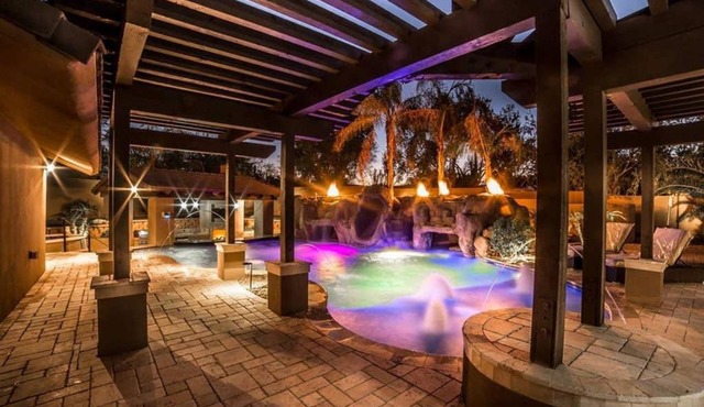 Estate Resort Style Oasis 6BDRM, 5.5 Bath Heated Pool with Misters