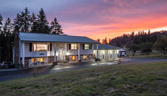 Estate Surrounded By Trees, Hills, and Farmland, w/Fire-Pits, Air Hockey, Foosball, BBQ, Pet-Friend