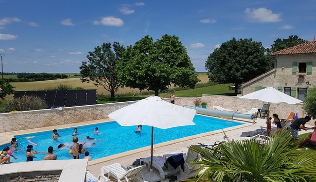 Estate with 6 individual cottages (36 beds), reception room and swimming pool.