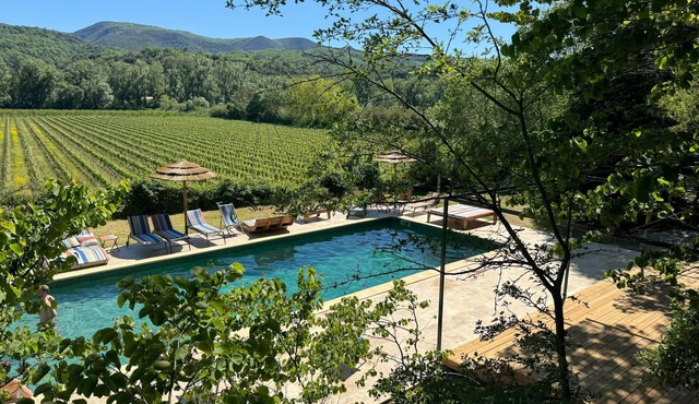 Estate with large swimming pool overlooking vineyards