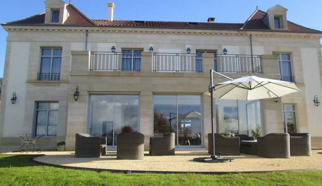 Estate with tennis and swimming pool in a 6 hectare park