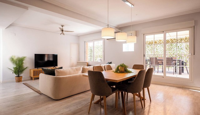 Este acogedor apartamento de 2 habitaciones y 2 baños está ubicado en una de las zonas más tranquilas de Tetuán, ideal para quienes buscan tranquilidad sin renunciar a la cercanía al centro