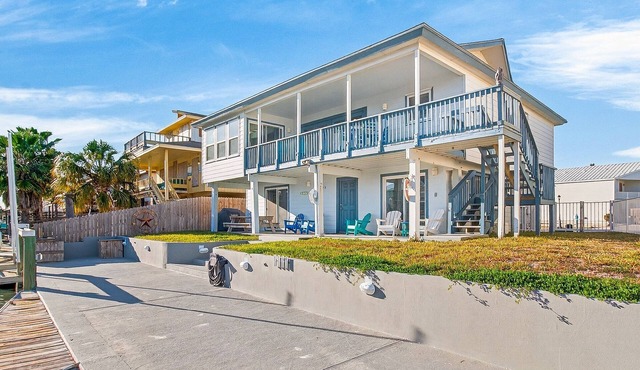 Estes Oasis! Canal front home with private lighted dock! Views! Foosball game