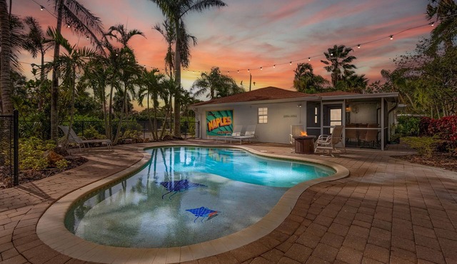 Estey Oasis. Heated Pool! Close to Beaches/5th Ave!