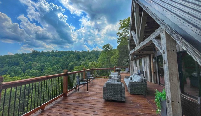 Estill Oaks | Luxe Mountain View Retreat + Hot Tub | Secluded 80-Acre Escape for 16 Guests