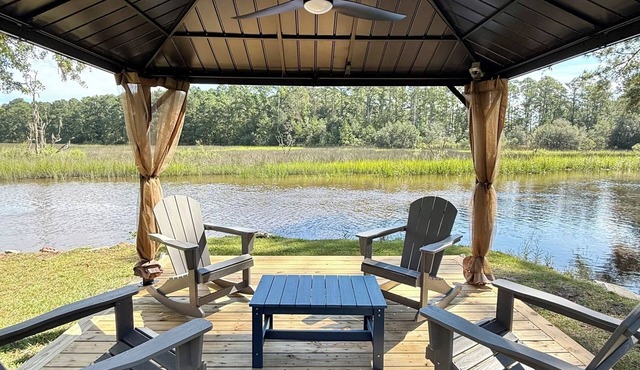 'Estrella Blue' relaxing retreat on the marsh!