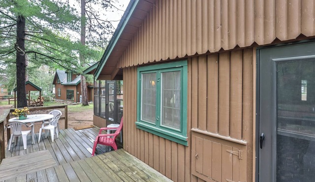 Estrold's Resort- Pine Cabin